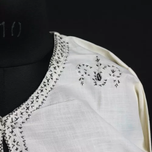 white kurta black sozni 1