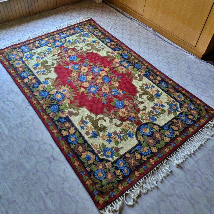 Kashmiri Premium Wool Embroidered Chain Stitch Rug- (6*4 ft)