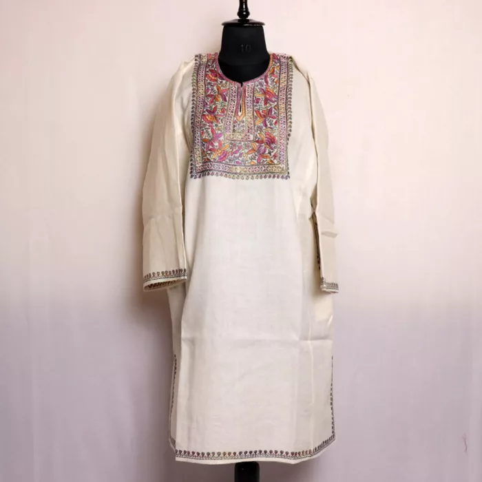 Kashmiri Phiran in White With Sozni Handwork  | कश्मीरी फेरन - Image 2