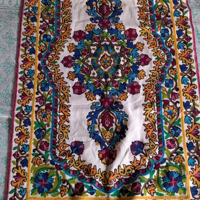 Kashmiri carpet rug from chain stitch 01