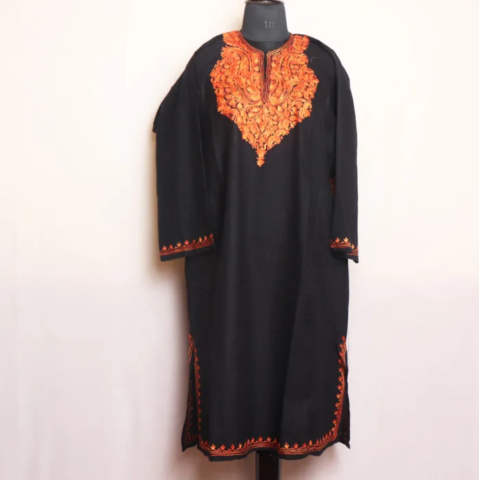 Black Elegant Kashmiri Cashmilon Pheran with Aari Design | Zikar-E-Jazbaat Collection - Image 2