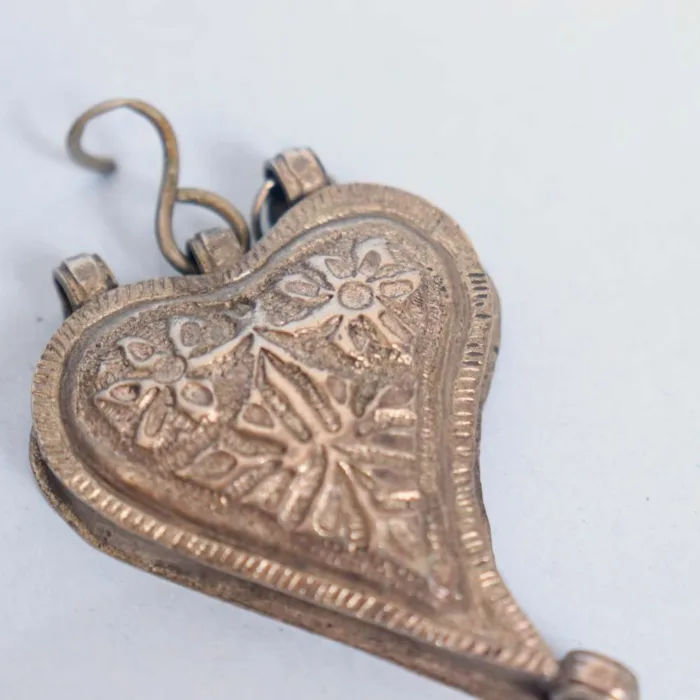 Heart Shaped Antique Pendent | Heritage Accessory - Image 2